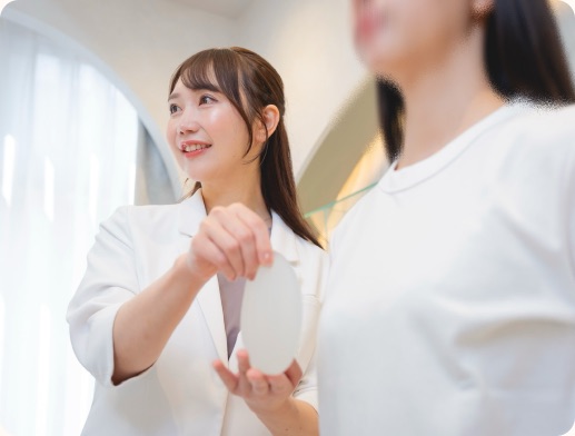 患者様に施術のご説明をする富田さくら院長